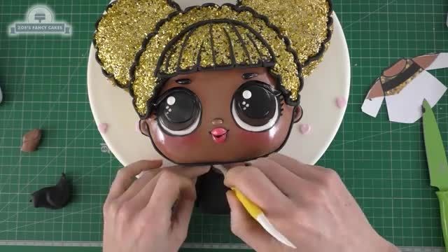طرز تهیه  ساده کیک دختر بچه سیاه پوست با موهای طلایی با خمیر فوندانت