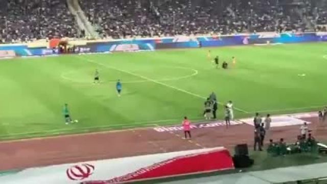 حرمت شکنی هواداران استقلال و هو کردن سرود سلام فرمانده در ورزشگاه آزادی | ویدیو 