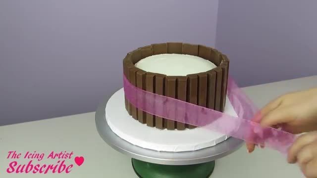 دستور تهیه تزیین کیک تولد با کیت کت و شکلات های تخم مرغی