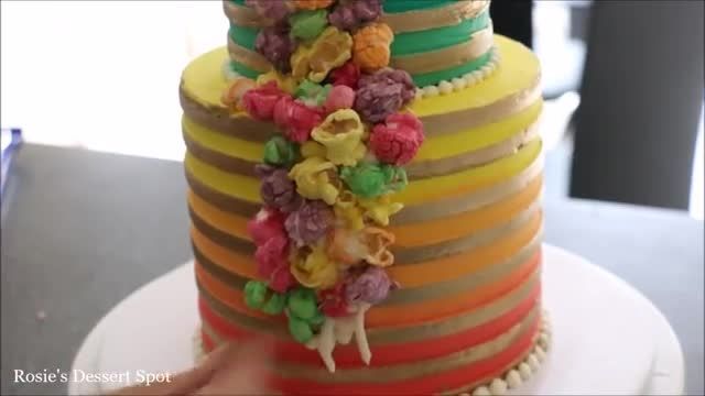 روش پخت صفر تاصد کیک تولد رنگین کمان با راه راه طلایی و تزیین پاپ کرن های رنگی