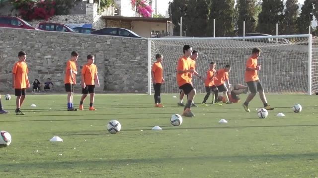 تمرین هماهنگی پاها با توپ- حرکات تکنیکی فوتبال