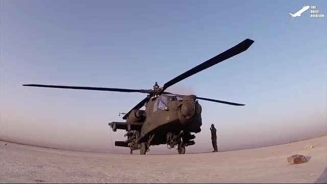 خلبان ماهر آمریکایی AH-64 باران 30 میلی متری را در برابر اهداف رها می کند !
