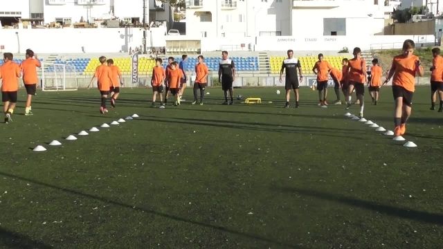 تمرین هماهنگی حرکات و گرم کردن با موانع- حرکات تکنیکی فوتبال