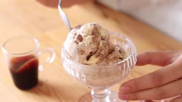 طرز تهیه خوشمزه ترین  بستنی خامه شکلاتی مرمری