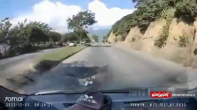 فیلم تصادف وحشتناک موتور با ماشین وسط جاده 