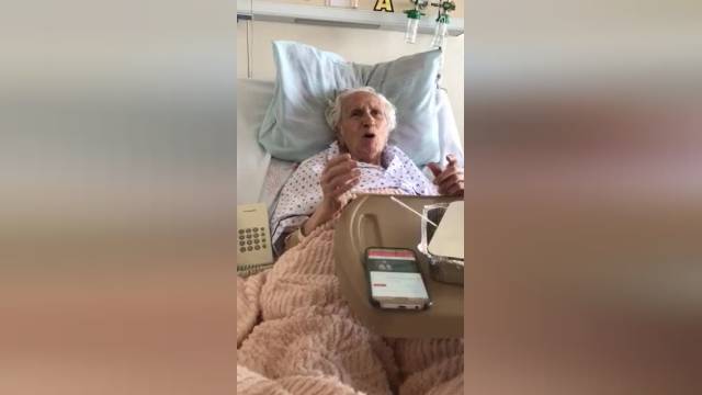 آواز خواندن امین‌الله رشیدی در 97 سالگی در بستر بیماری | ویدیو 