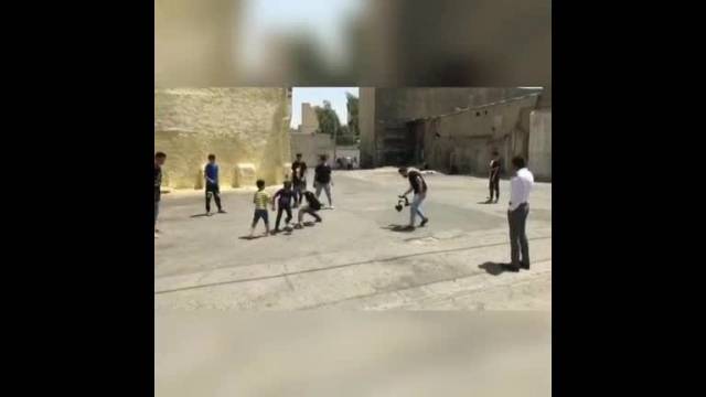 مهدی رحمتی برای تماشای فوتبال به محله های پایین شهر رفت | فیلم 