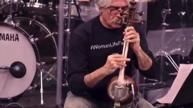 هشتگ زن زندگی آزادی روی پیراهن کیهان کلهر و نوازندگان خارجی همراهش | ویدیو 