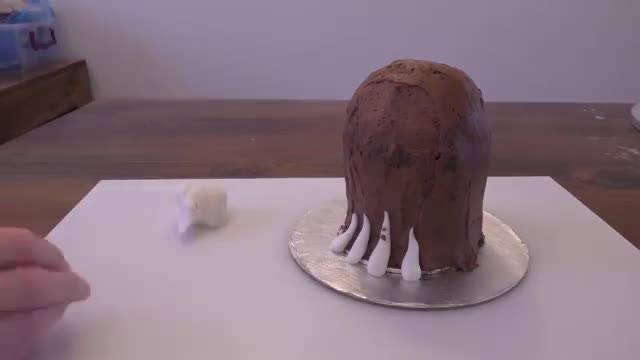 آموزش ساده برش خامه کشی و تزیین کیک با خمیرفوندانت به شکل پاندای کونگ فو کار