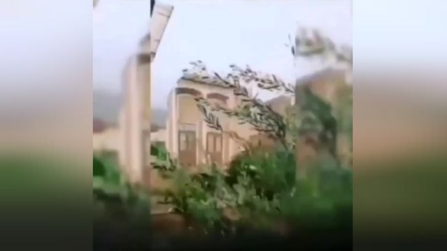 لحظه فرو ریختن «خانه تاریخی رزاقیان» شهر تفت پس از بارش باران و سیل | فیلم 