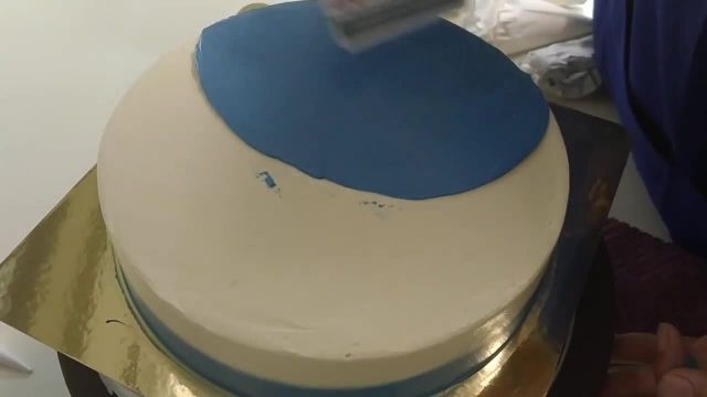 روش پخت کیک تولد با تم زرد و آبی
