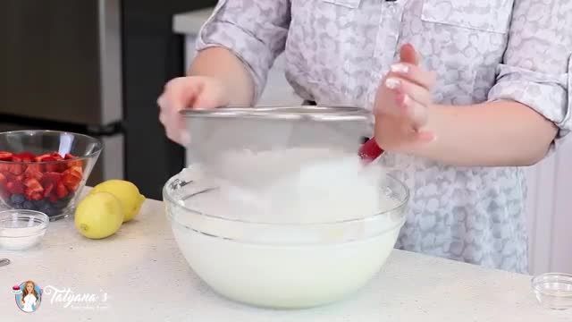 طرز تهیه کیک لیمویی با فیلینگ پنیر ماسکارپونه، بلوبری و توت فرنگی