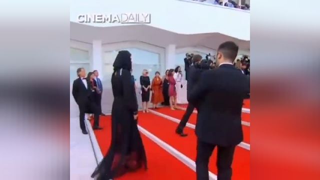 لیلا حاتمی روی فرش قرمز افتتاحیه جشنواره ونیز | ویدیو 