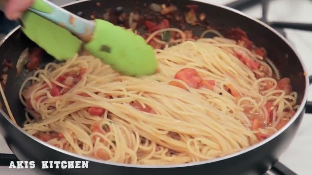 طرز تهیه اسپاگتی با گوجه و کلاسیک با طعمی بینظیر به سبک رستوران ها 