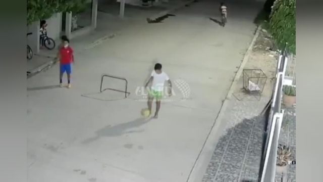 انتقام وحشیانه پسر نوجوان از زوج موتورسوار در خیابان بخاطر توقف بازی فوتبال 