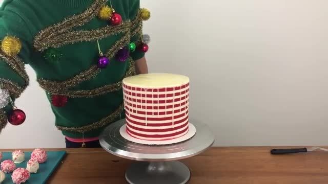 آموزش صفر تاصد  فیلینگ کردن و تزیین کیک با روکش باتر کریم و به رنگ سفید و قرمز