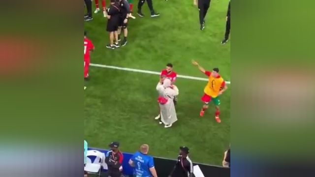 رقص دونفره بازیکن مراکشی با مادرش پس از پیروزی مقابل پرتغال | ویدیو 