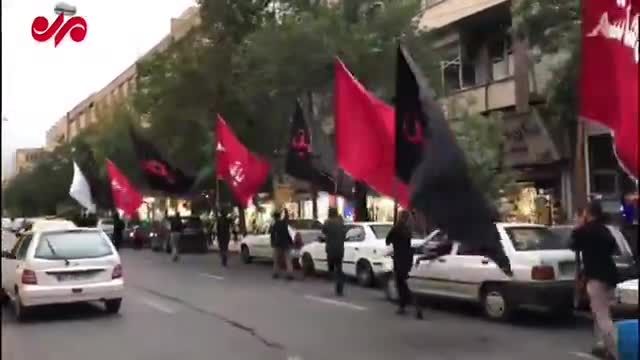 مراسم علم گردانی با حضور عزاداران امام حسین (ع) در خیابان‌های شهر شیراز | ویدیو 