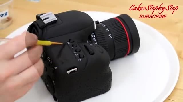آموزش حرفه ای تزیین کیک به شکل دوربین با خمیر فوندانت