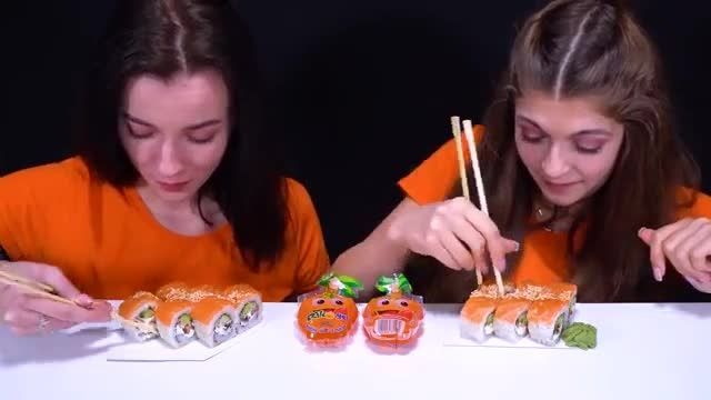 چالش غذاخوری عجیب با خوراکی های نارنجی !