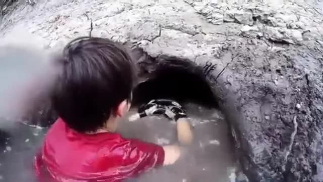دانلود ویدیو ای از شکار گربه ماهی با دست خالی توسط پسر بچه