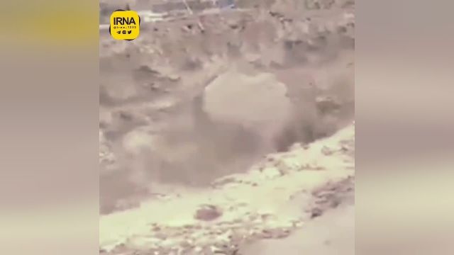 جابجایی سنگ بزرگ توسط سیل در پاکستان | ویدیو 