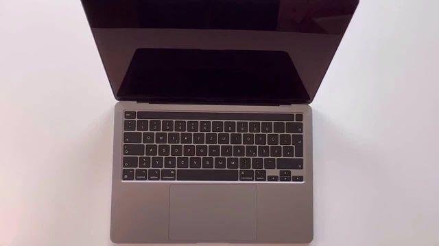 ویدیو جعبه‌ گشایی (آنباکسینگ) لپ تاپ MacBook Pro M2
