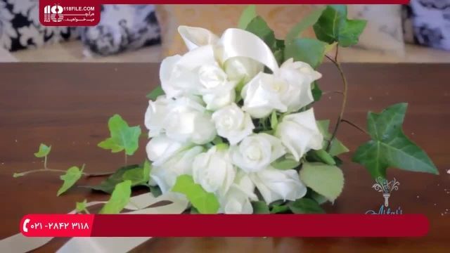 آموزش ساخت دسته گل عروس با انواع گل های طبیعی سفید رنگ