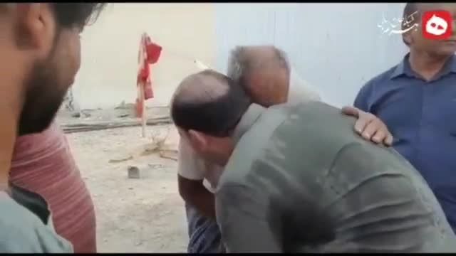 لحظه بوسیدن دست پیرمرد روستایی توسط استاندار هرمزگان