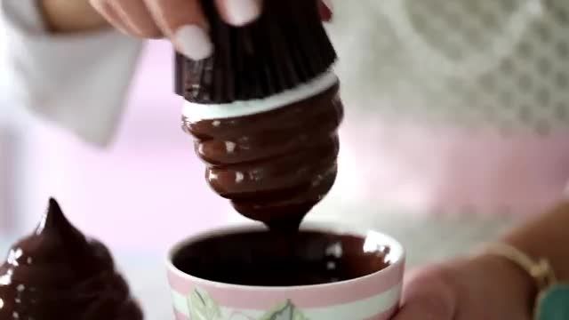طرز تهیه بهترین و خوشمزه ترین کاپ کیک شکلاتی با خامه و روکش شکلات