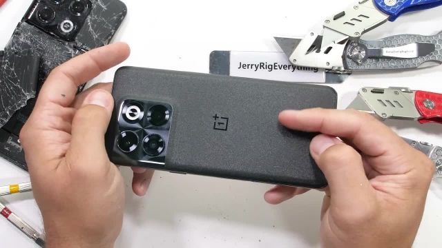 تست مقاومت گوشی OnePlus 10T