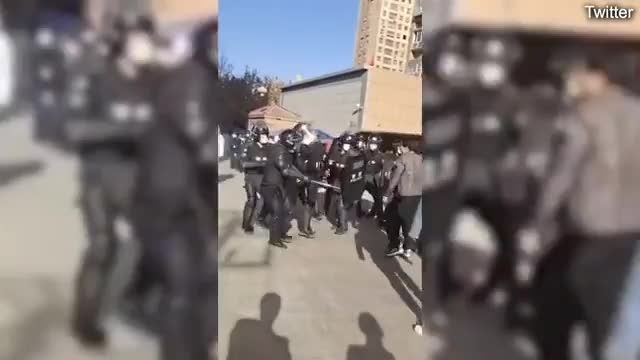 فیلم ایستادگی معترضین در برابر نیروهای دولتی در چین | ویدیو 