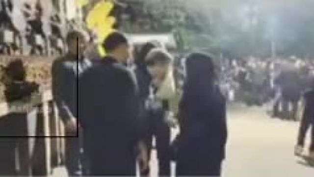 پچ پچ احمدی نژاد با یک خانم در زیر علم اباعبدالله در عزاداری عاشورا | ویدیو 