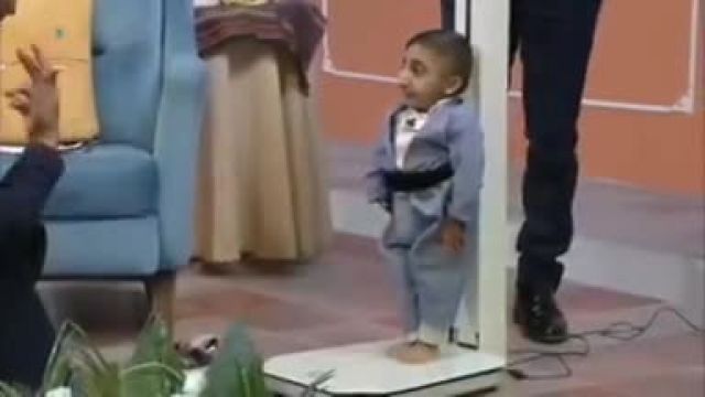 کوتاه‌ترین مرد دنیا در برنامه زنده تلویزیونی در گینس ثبت شد | ویدیو 