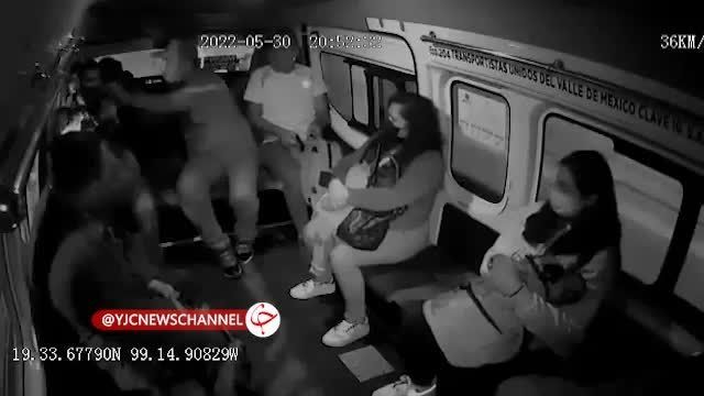 فیلم کتک زدن سارق مسلح در مینی بوس که قصد دزدی از مسافران را داشت 