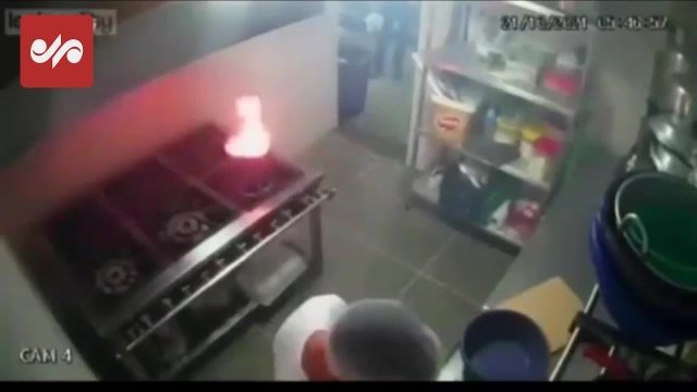 لحظه انفجار آشپزخانه بر اثر بی‌ احتیاطی آشپز | فیلم