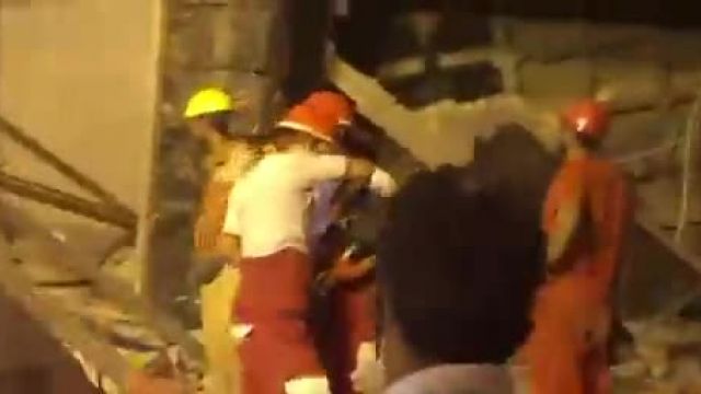 امدادرسانی شبانه به حادثه دیدگان سقوط ساختمان 10 طبقه در متروپل آبادان | فیلم 