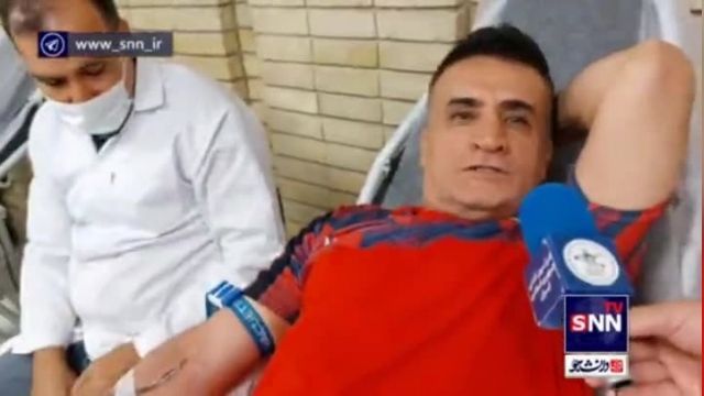 محمد بنا بر روی تخت اهدای خون : 5 لیتر خون دارم قطره قطره خونم فدای مردم می کنم