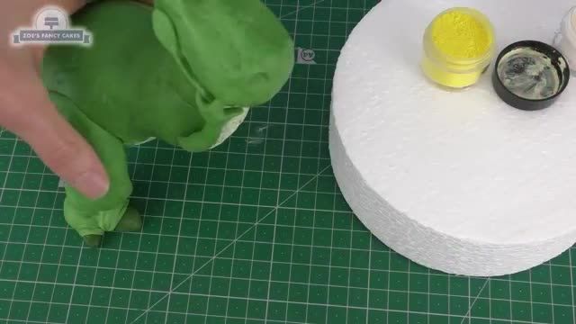 آموزش صفرتاصد و  تزیین کیک با خمیر فوندانت به شکل دایناسور نگران