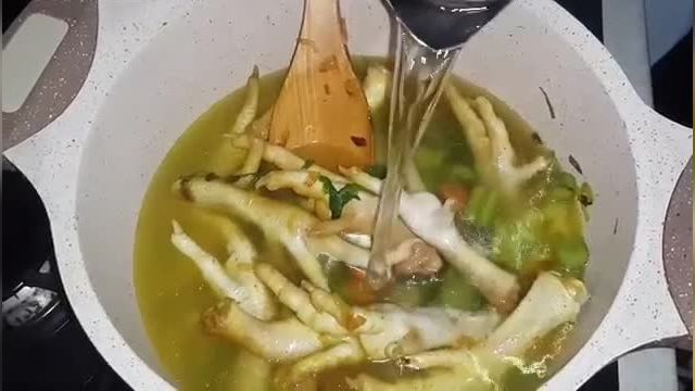 روش پخت سوپ رژیمی پای مرغ با طعم و مزه شگفت انگیز 