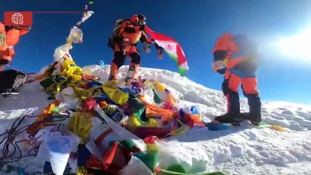 فتح قله اورست توسط کوهنورد 63 ساله ایرانی با بوسه بر پرچم ایران