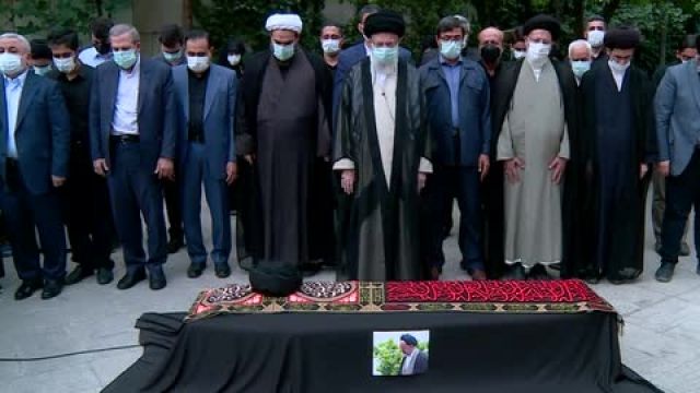رهبر انقلاب نماز میت حجت‌‌‌الاسلام دعائی را اقامه کردند | فیلم 