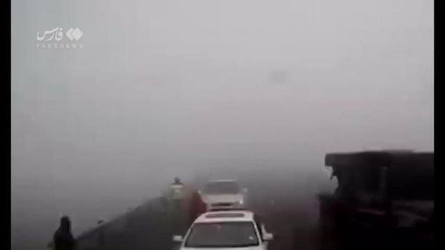 لحظه برخورد کامیون با چند خودرو در هوای مه آلود 