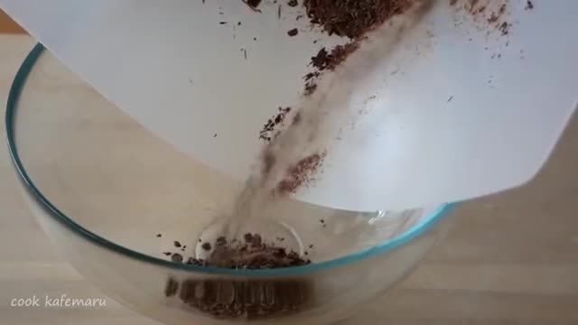 روش پخت حرفه ای  کیک شکلاتی ساده با بافت نرم و اسفنجی