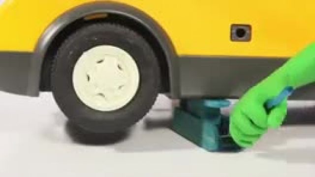 دانلود انیمیشن خانواده خمیری این قسمت Superhero Fixes The School Bus 