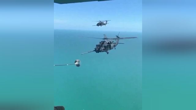 لحظه سوختگیری هوایی هلیکوپتر در آسمان | ویدیو 