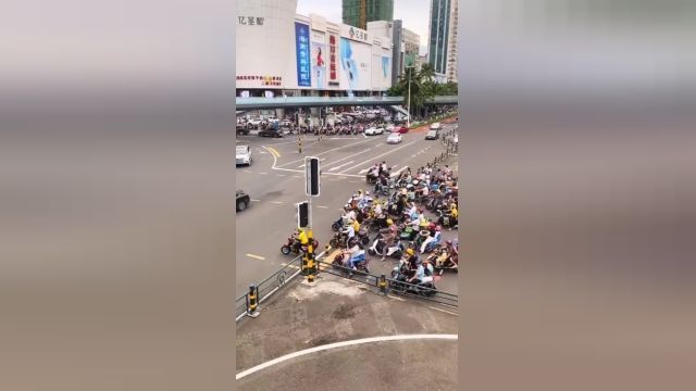 فیلم عبور هم زمان موتور سیکلت‌ها در یک چهارراه در چین 