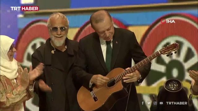 گیتار زدن اردوغان روی صحنه کنسرت | ویدیو 