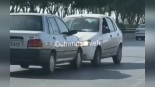 زورآزمایی دو خودرو در وسط اتوبانی در شیراز | فیلم