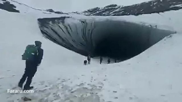 سقوط یخ عظیم یک غار روی سر گردشگر | ویدیو 